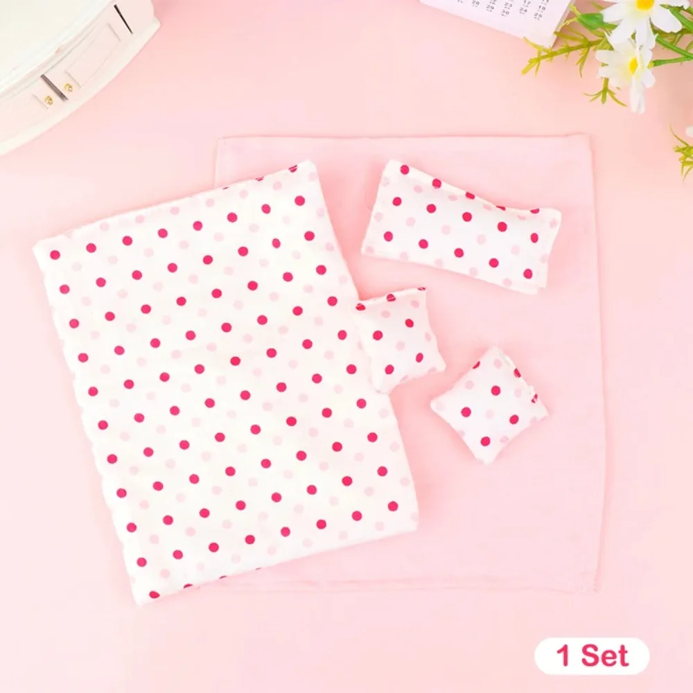 

Набор из пяти предметов, милое спальное одеяло для кукольного домика, простыня, миниатюрный кукольный домик, миниатюрная подушка для кровати, масштаб 1:12