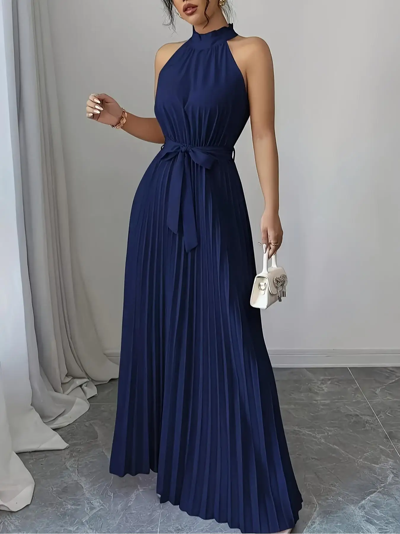 Elegantes Damen-Neckholder-Kleid mit Schulterfreiem Design, Sommermode, Knittereffekt, Langes Abendkleid mit Taillenband – Detail 3