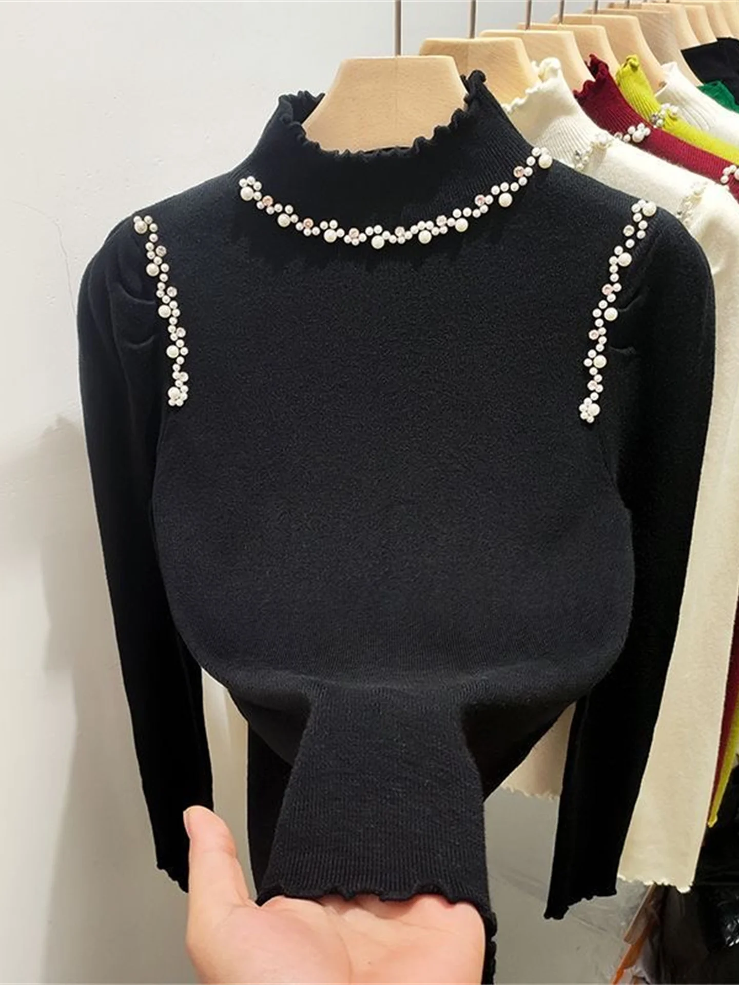 Maglione alla moda da donna con colletto alto e vestibilità slim con bordi di perle, sensazione premium, autunno inverno, abbigliamento interno