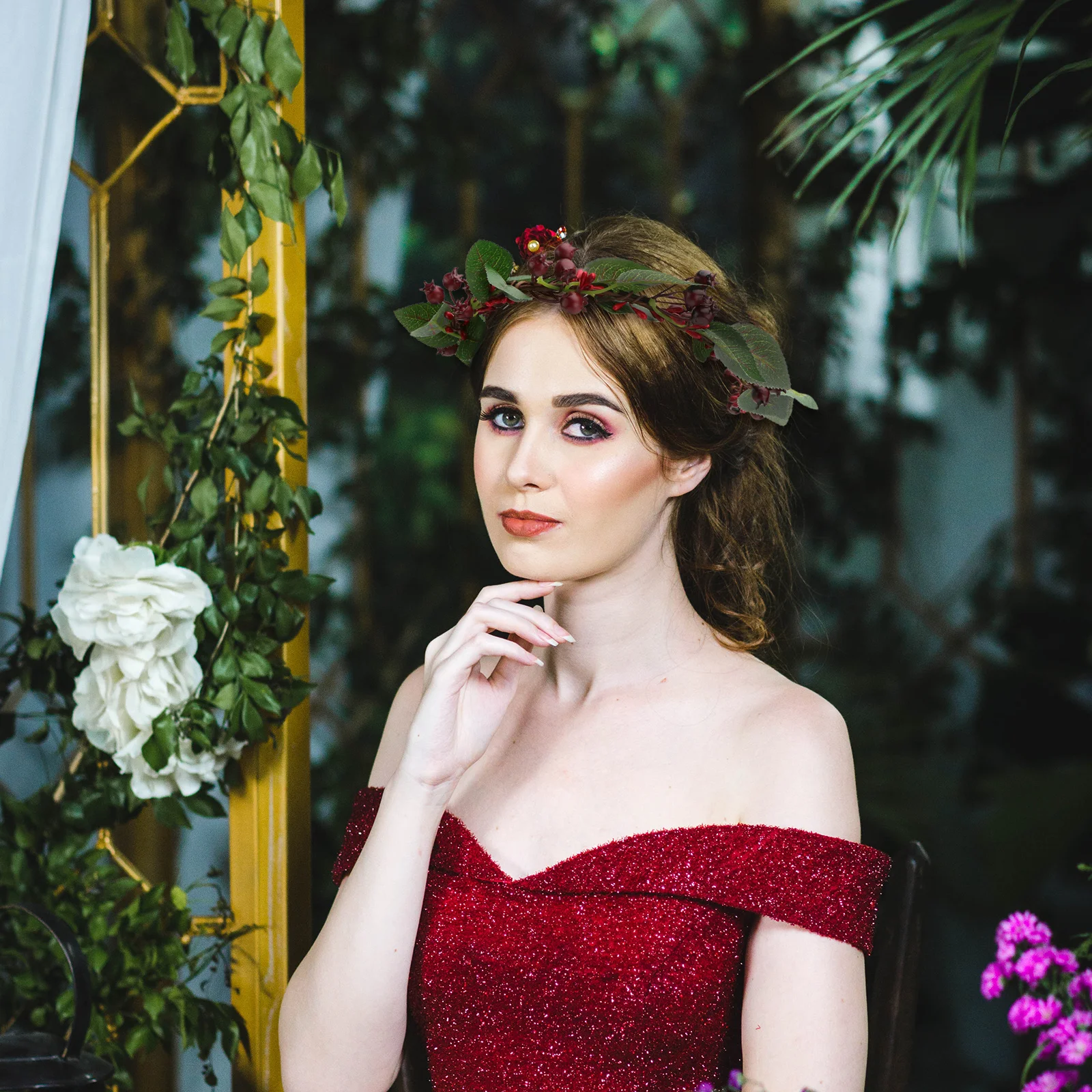 

Festive Red Berry Garland Christmas Wreath Head Dress for Bride Elegant Wedding Party Decoration Home Office Wall Display