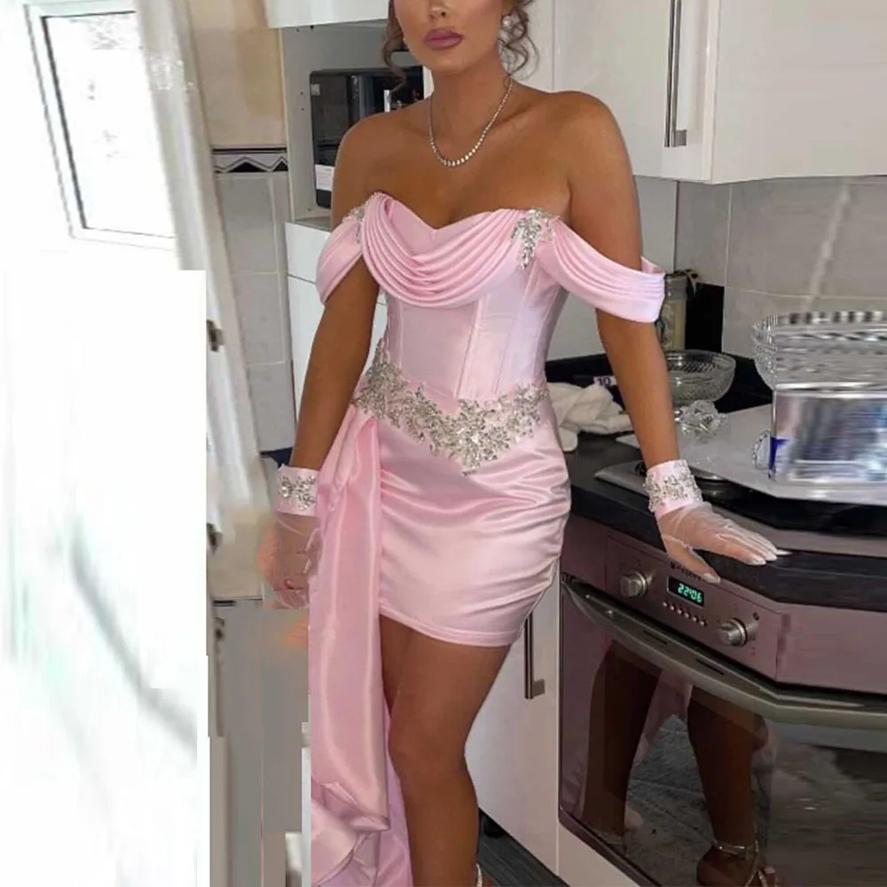 

Мини-короткое розовое атласное коктейльное платье для женщин, коктейльное платье-футляр с открытыми плечами, свадебное платье с бисером и шлейфом