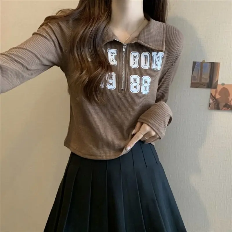 Design Inspired Letter Long Sleeved T-shirt for Women Korean Style Slim Fit and Slimming Short and Chic Top That Covers Stomach