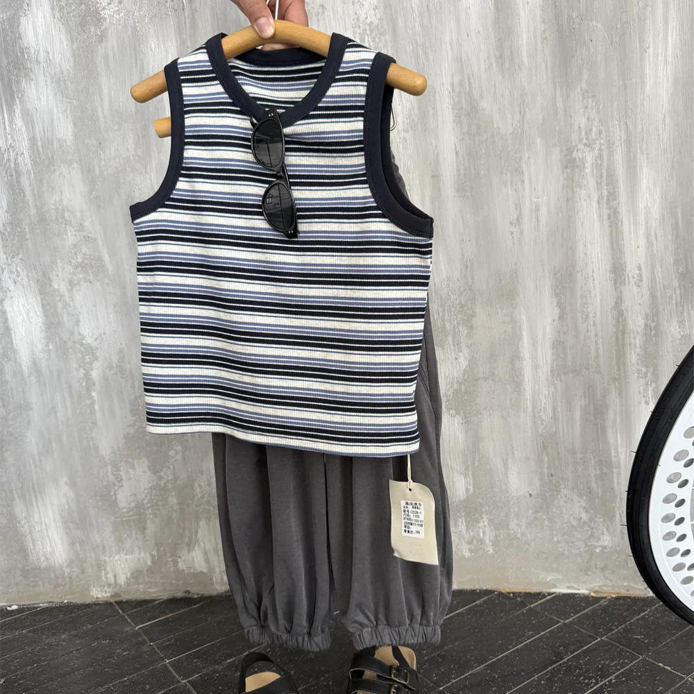 ملابس الأطفال سترة مطاطية مخططة غير رسمية على الموضة باللون الأزرق لصيف 2025 للأولاد والبنات على الطراز الأمريكي بلوزة مريحة بدون أكمام