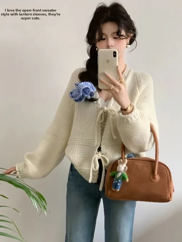 Weicher, sanfter, milchweißer, gestrickter, lockerer Damenpullover mit Gürtel, 2025, neues Frühherbst-Design-Sense-Top mit V-Ausschnitt, lange Sve-Strickjacke