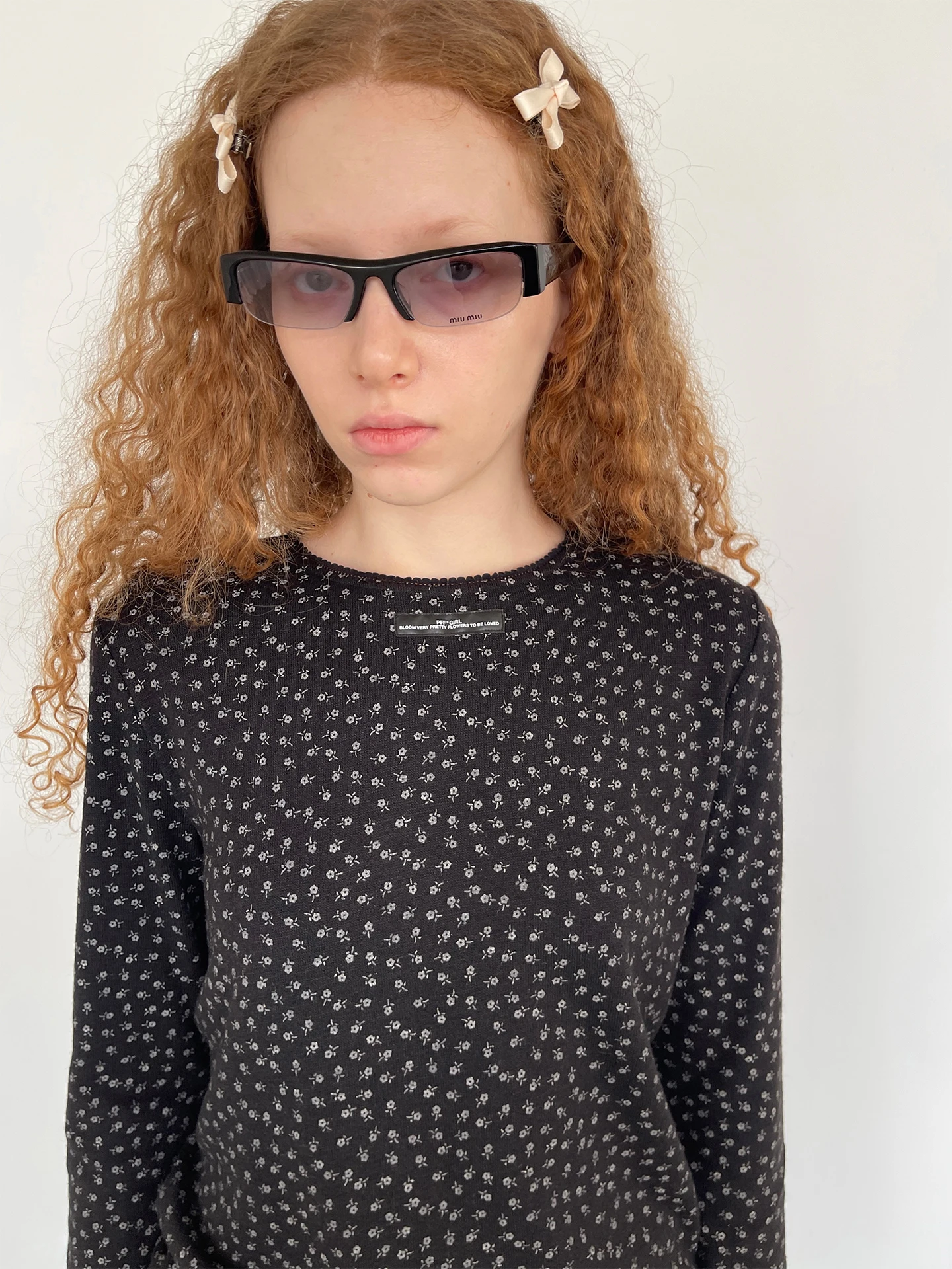 

Черная футболка с цветочным принтом, круглым вырезом и длинными рукавами, повседневная, прямого кроя, женская, модная, из полиэстера и лайкры, зимняя коллекция