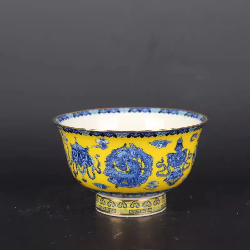 

Антикварный коллекционный орнамент: фарфоровая миска династии Цин с сине-белым узором «Восемь сокровищ»