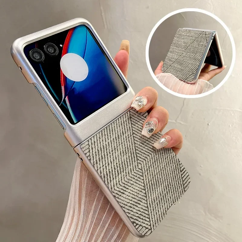 Shockproof Anti-slip Leather+PC Flip Case For Motorola Razr 50 / Razr 50 Ultra Silver Geometric Stripe Textured Protective Cover