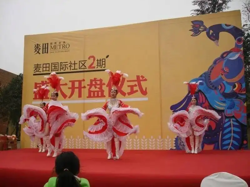 افتتاح زي الأداء الجوي الجديد بأكمام كبيرة 360 درجة لأزياء الرقص