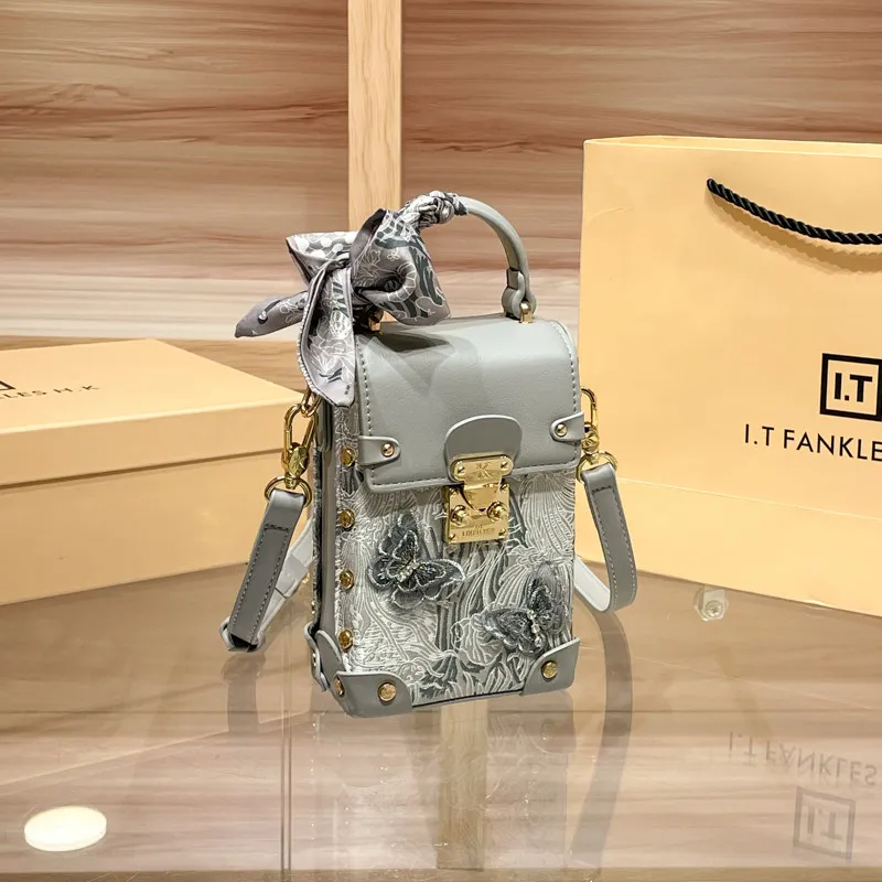 Elegant and Luxury Shoulder Mobile Phone Bag with Delicate Embroidery and Premium Metal 2026 Women's Chinese Style Crossbody Bag