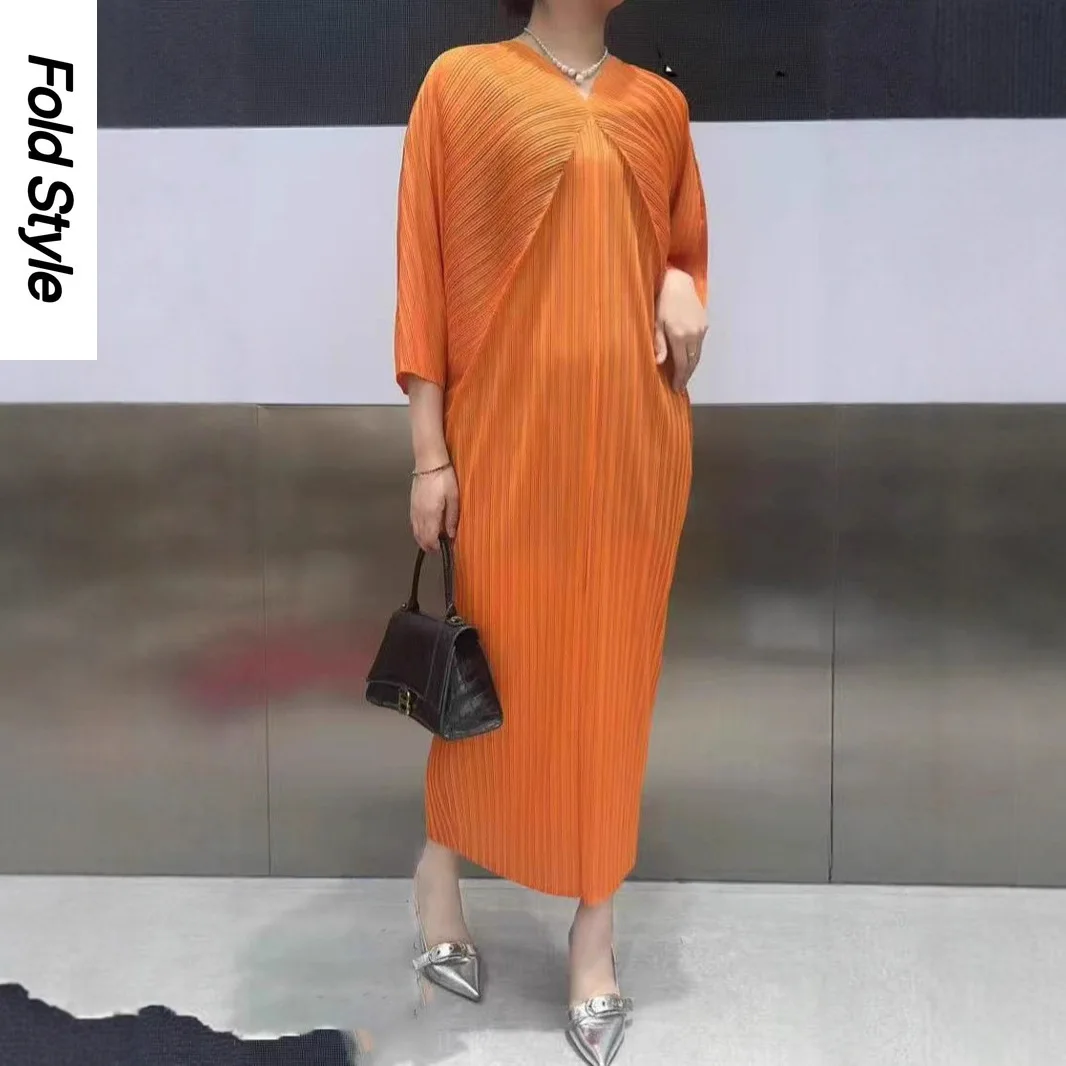 

Мода Miyake 2025 года, плиссированное свободное платье с рукавами «летучая мышь», высококачественное темпераментное однотонное свободное платье с v-образным вырезом в иностранном стиле