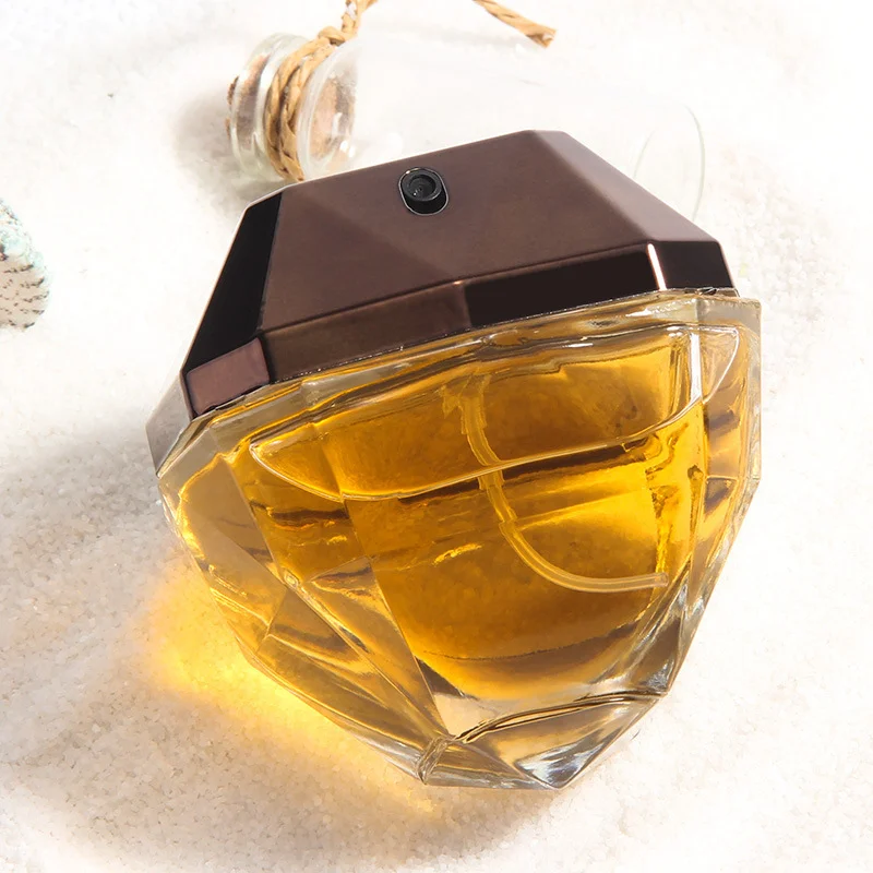 Luksusowa woda toaletowa o długotrwałej nutie. Zapach damski Golden Diamond o kwiatowym i owocowym charakterze. Wysokiej jakości spray do ciała