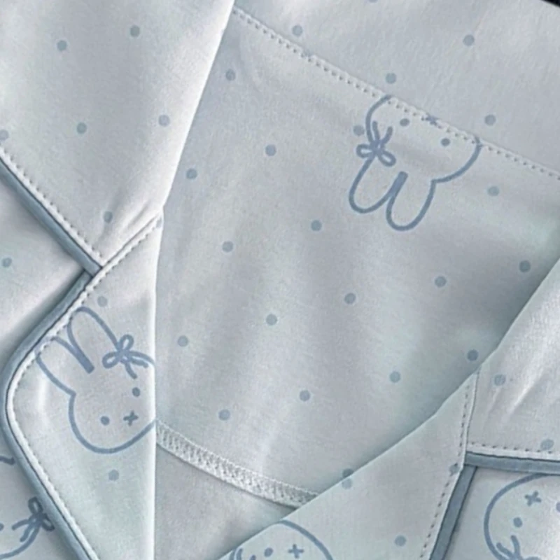 かわいい、シンプルなドット柄の綿製パジャマ。春と秋に最適な、肌触りの良い、柔らかい色合いの生地を使用。ミッフィーのデザイン。