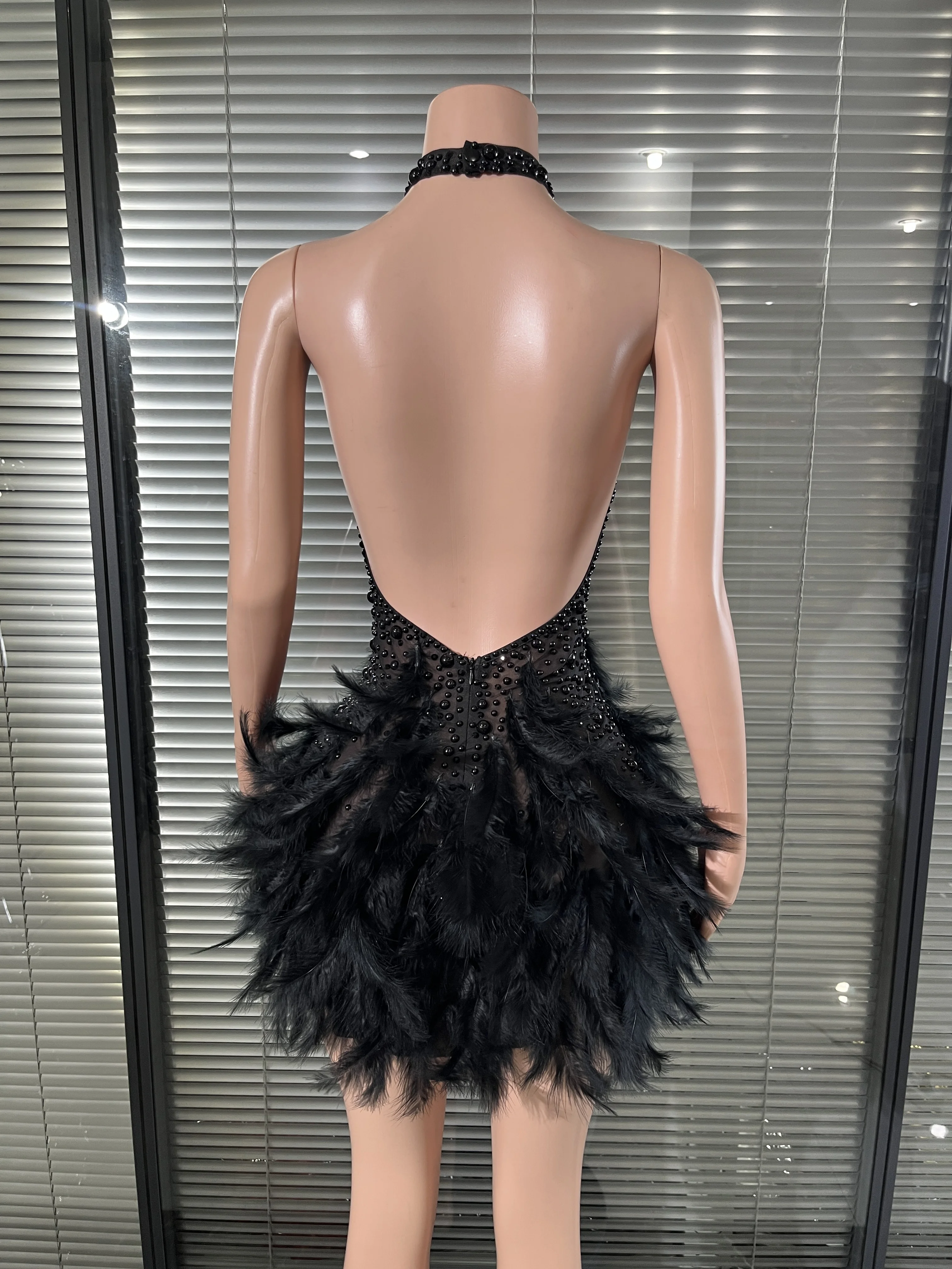 Mini abito aderente sexy glamour con scollo all'americana e spalle scoperte che borda l'abito da sera per feste in discoteca