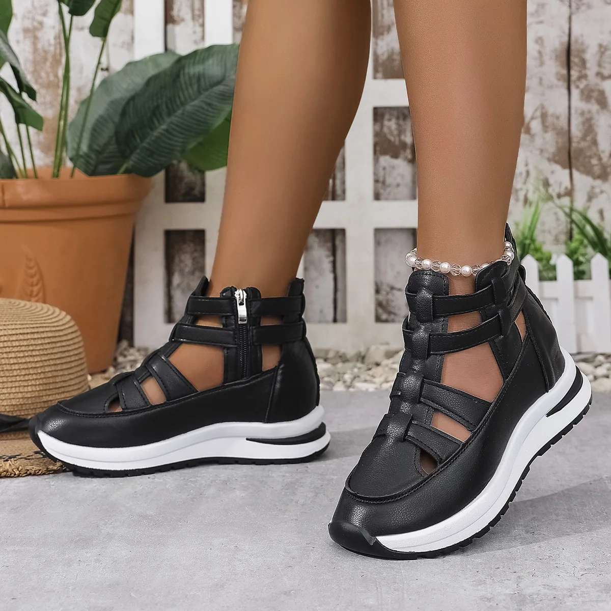 Lässige Damen-Sandalen mit dickem Absatz, ausgehöhltem Design, breitem Riemen, Sommer-Neuheit, runder Zehenpartie, Freizeitschuhe aus Kunstleder mit Gummisohle