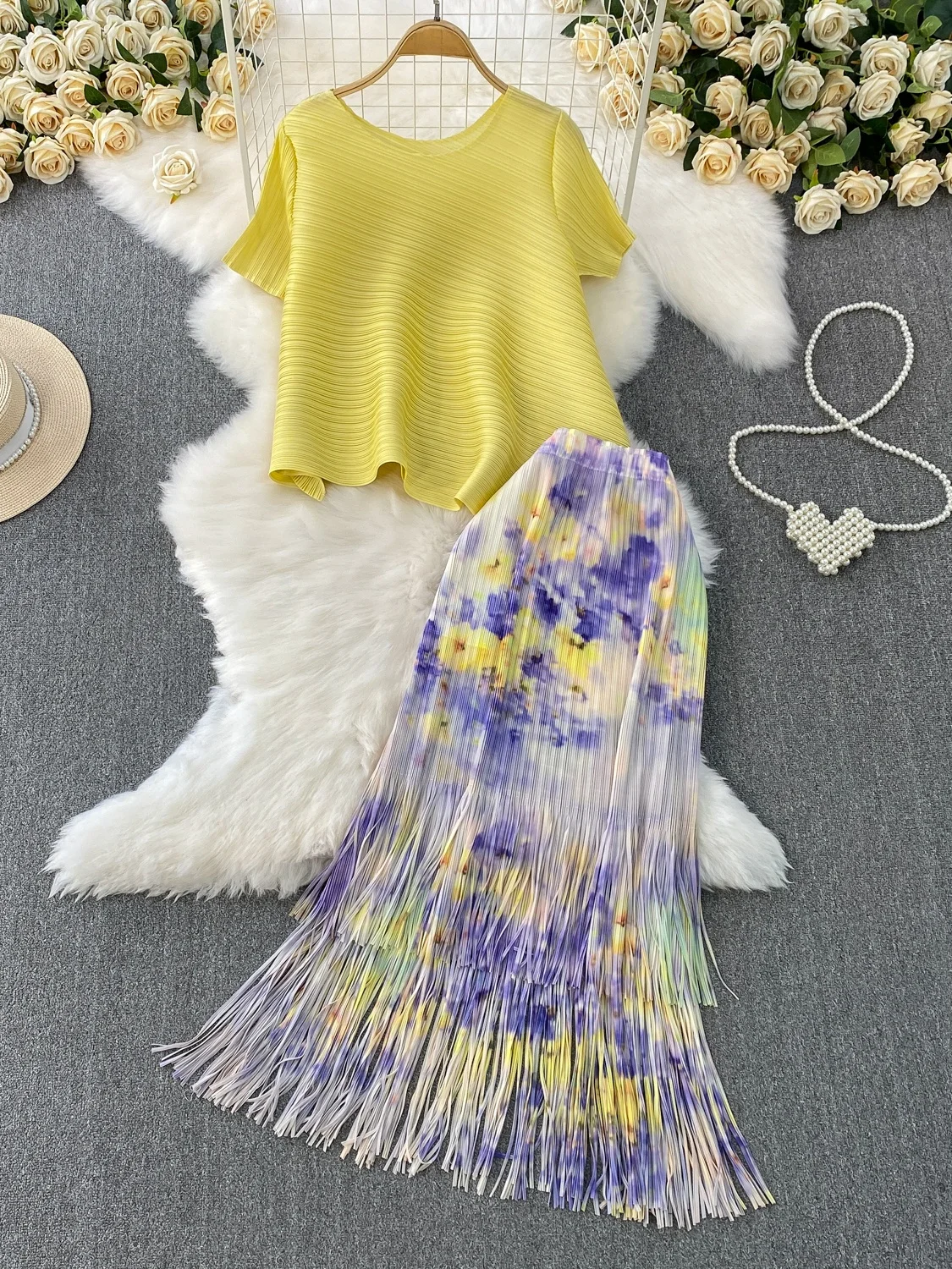 

High-End Loose T-irt Top + High Waist Slimming Heavy Embellied Rose Fringe Skirt Two-Piece Set Women's Faion