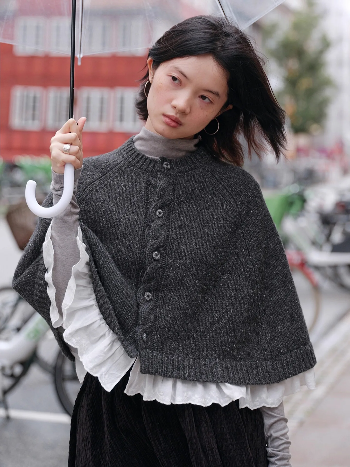 レトロ芸術的なグレーニットショルダーラップ女性の秋冬新スタイルツイストボタンカーディガンコートスタイル暖かいスカーフ