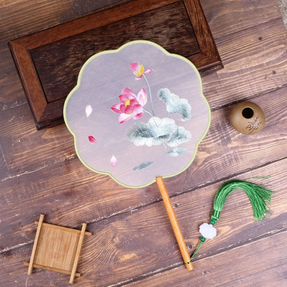 Vintage Silk Chinese Style Fan Floral Pattern Classical Style Embroidery Fan With Pendant Silk Fan Hanfu Accessory