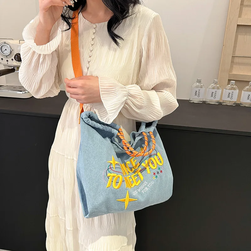 Classic denim material large capacity shoulder bag, color pattern casual fashion classic, suitable for all types of women