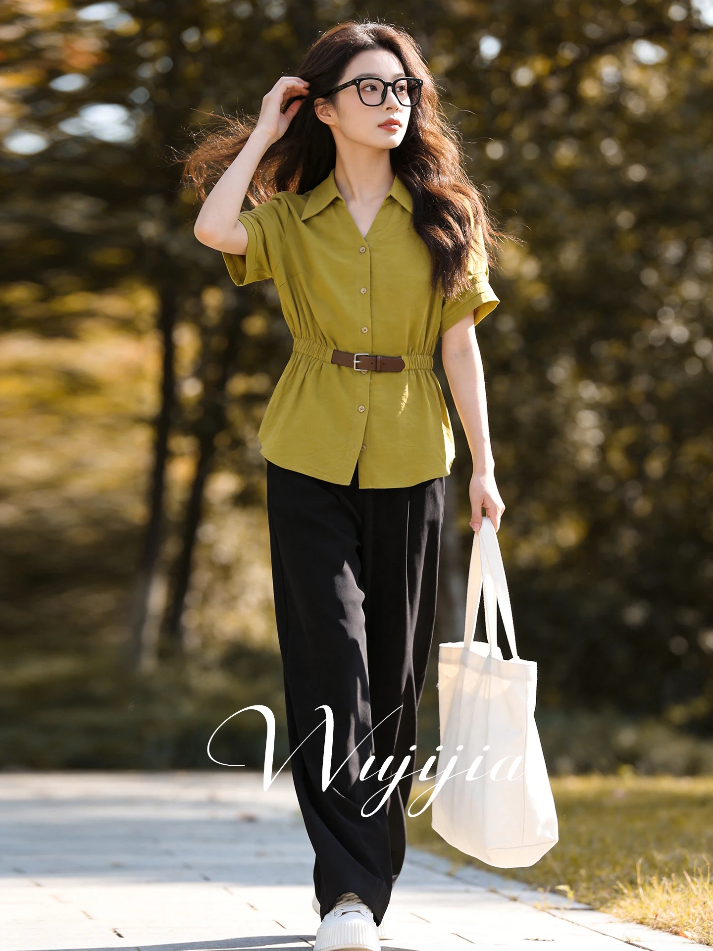 

Комплект для похудения больших размеров: модные брюки с высокой талией и широкими штанинами, рубашка с отложным воротником. Новинка лета. Элегантный образ.