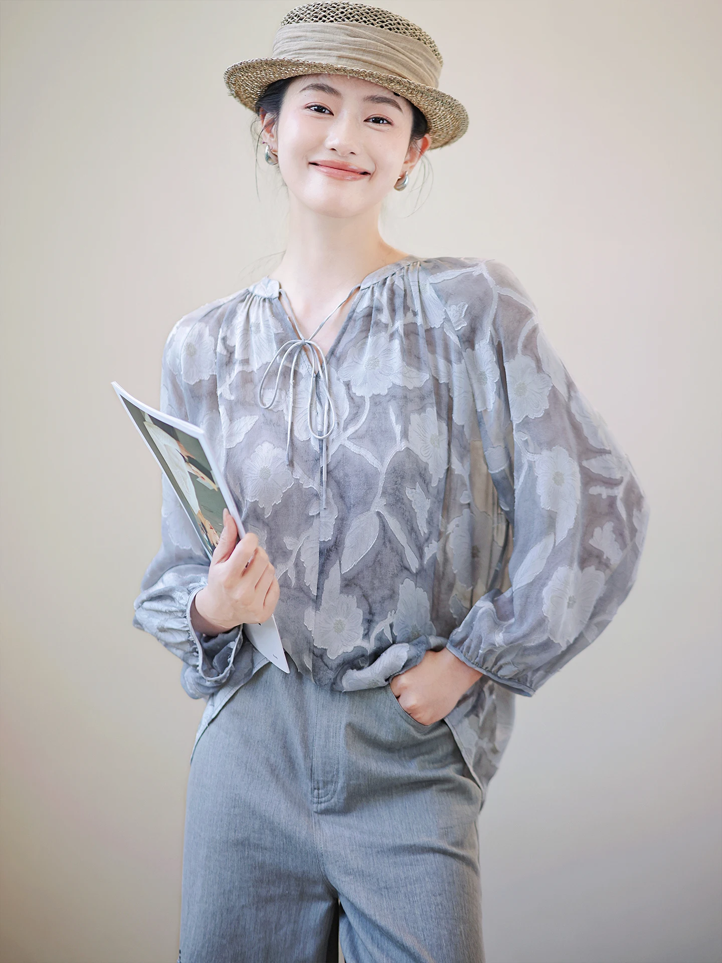 

Шелковый свободный топ Zhaodaixi с V-образным вырезом, цветочным узором и кружевом, приталенный, для офиса, летняя новинка, женская модель