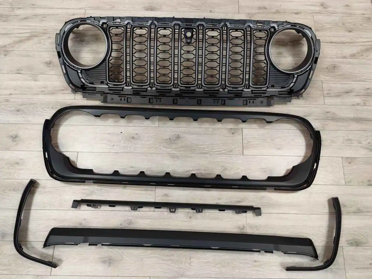 

With Front Camera Hole Car Grills Front Grille for Jeep JL JT 2023-2024 LANTSUN JL1300