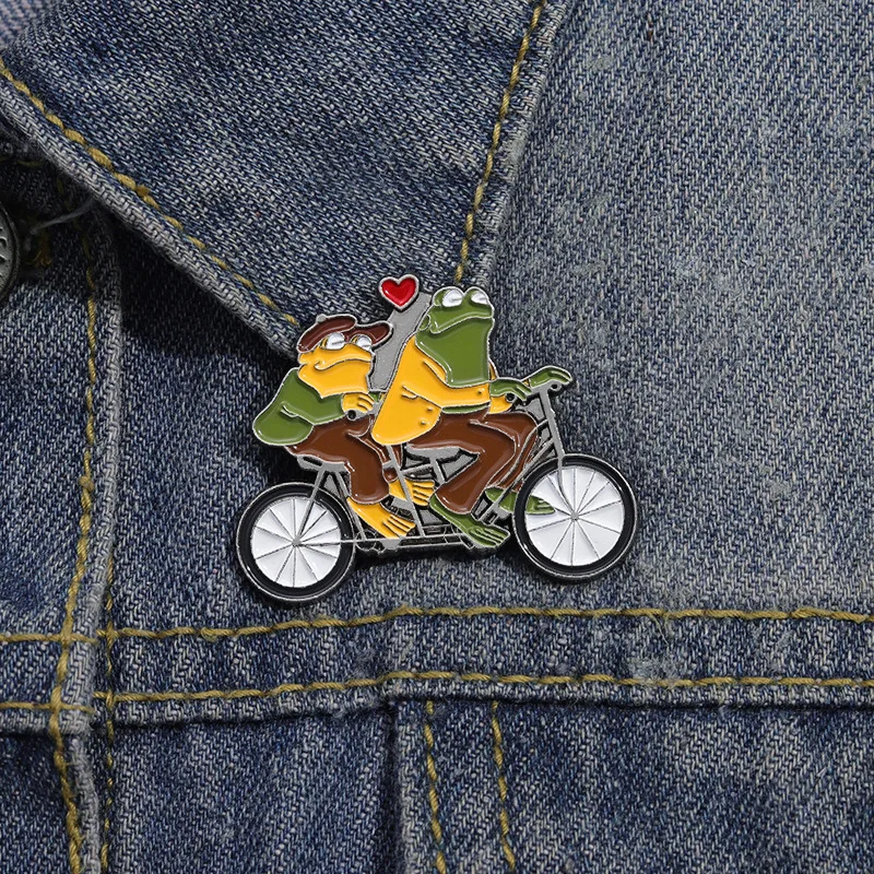 Frog and Toad Enamel Pins Custom Couple Tandem Bike Brooches Lapel Badges Cartoon Animal Jewelry Gift for Lover Friends