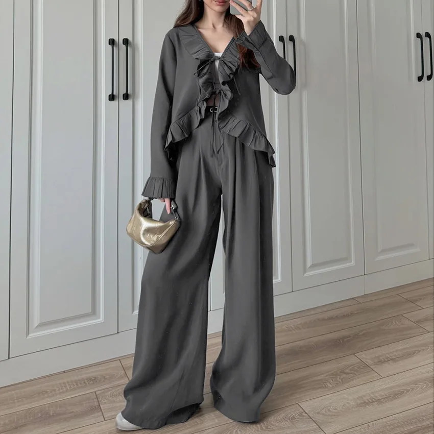 

Осенний новый комплект свободных широких брюк с v-образным вырезом и длинными рукавами, с женским дизайном и повседневным темпераментом 2025 г.