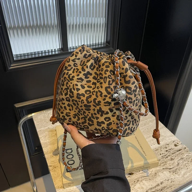 女性のレトロなヒョウ柄のバケットバッグ,ファッショナブルな質感,ショルダーバッグ,外国スタイルチェーン,新しい秋のコレクション2024