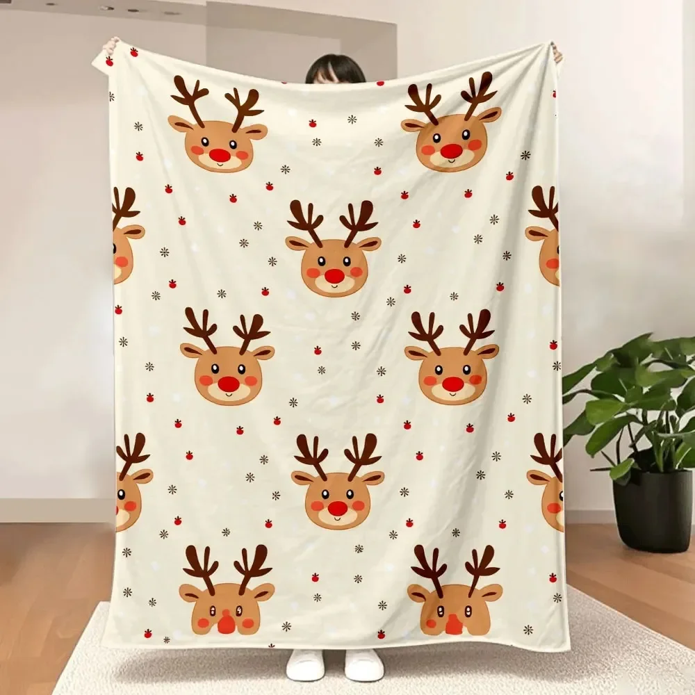 

Рождественское одеяло с оленями: светло-бежевый мультяшный узор с оленями, красными носами, коричневыми рожками, ягодами и снежинками. Уютное праздничное одеяло.