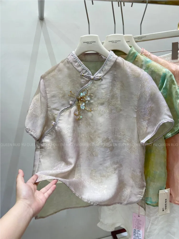 The new Chinese-style button-embroidered sequined short-sleeved silk blouse exudes a gentle luxurious and loose Chinese style