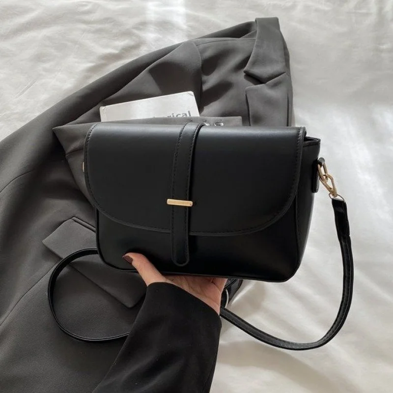 Spacious Weekender Bag For Ladies In Durable Leather For Short Trips With Elegant Style