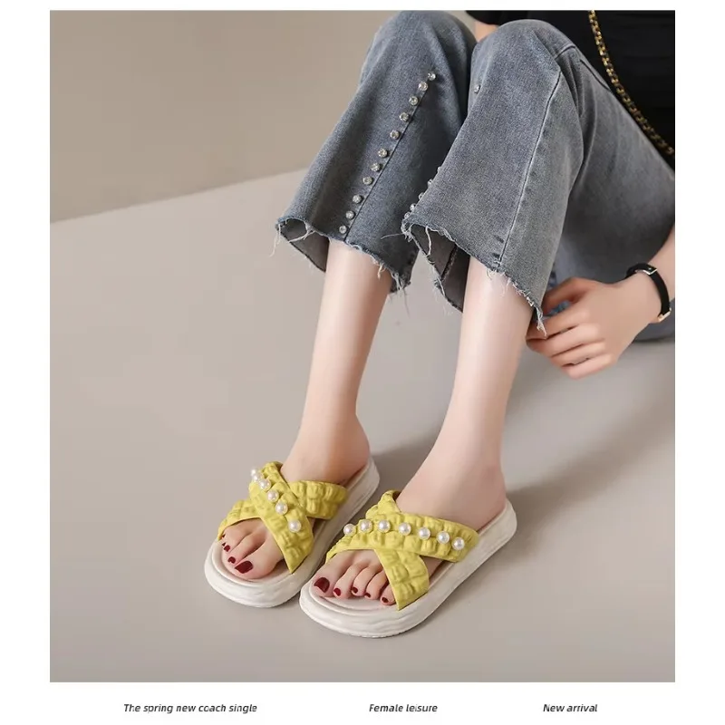 

Новые жемчужные тапочки, летние пляжные женские сандалии, уличные тапочки на плоской подошве, нескользящие милые роскошные женские сандалии на толстой подошве
