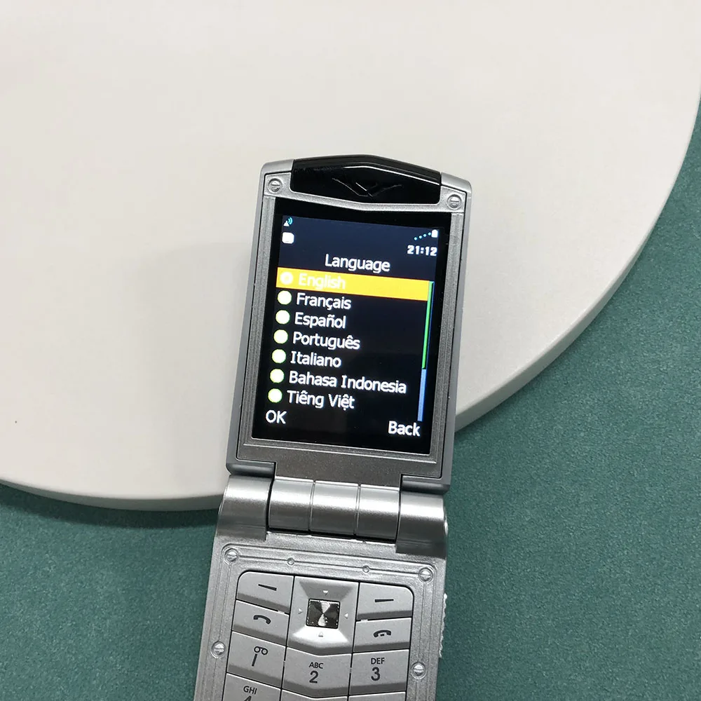 V77 Ayxta GSM CellPhone 2.4inches MTK Dual SIM Dual Standby Flashlight Music Player Bluetooth Flip Mobile Phone