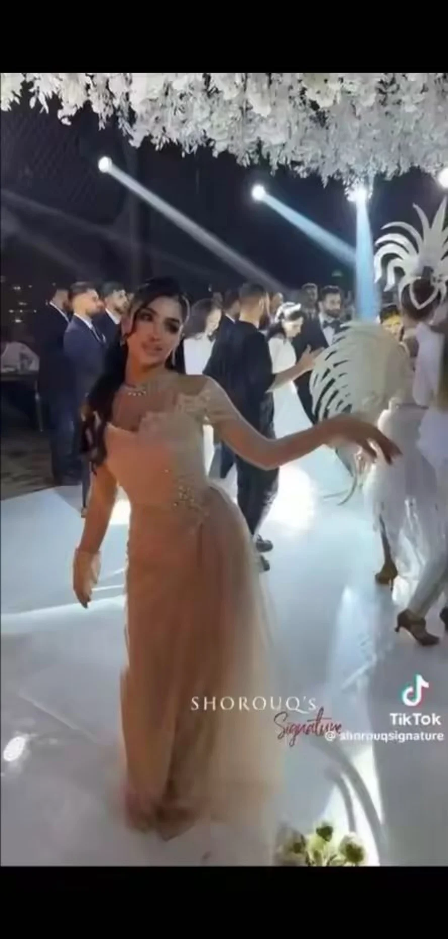 فساتين سهرة نسائية فاخرة جديدة أنيقة من الدانتيل الأحمر بدون أكتاف مطوي 2025 ثوب زفاف نسائي المملكة العربية السعودية طويل مخصص