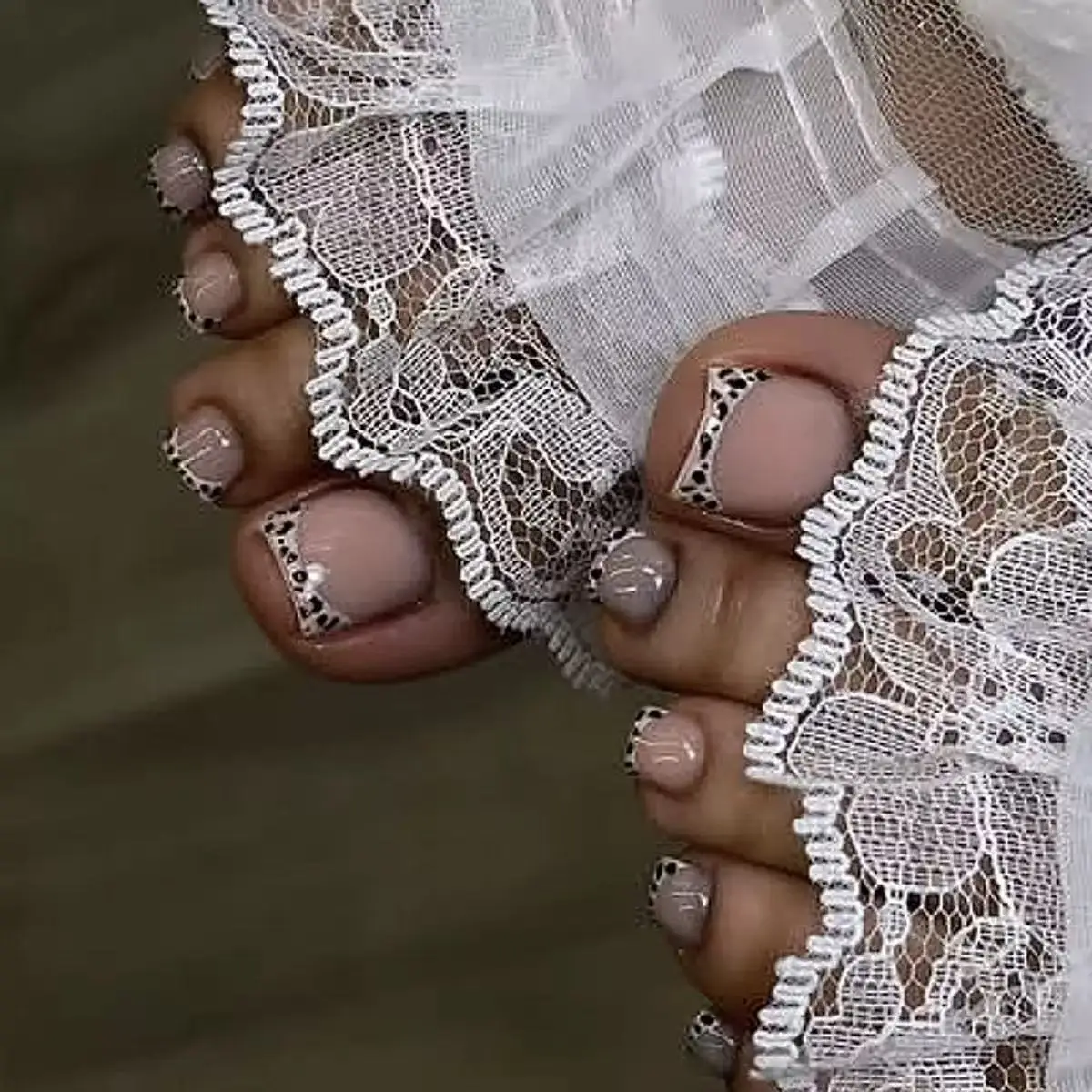 

24Pcs Short Square Head False Toenail with Leopard Print French Design Press on Nails Simple Wearable Full Cover Fake Nails Tips