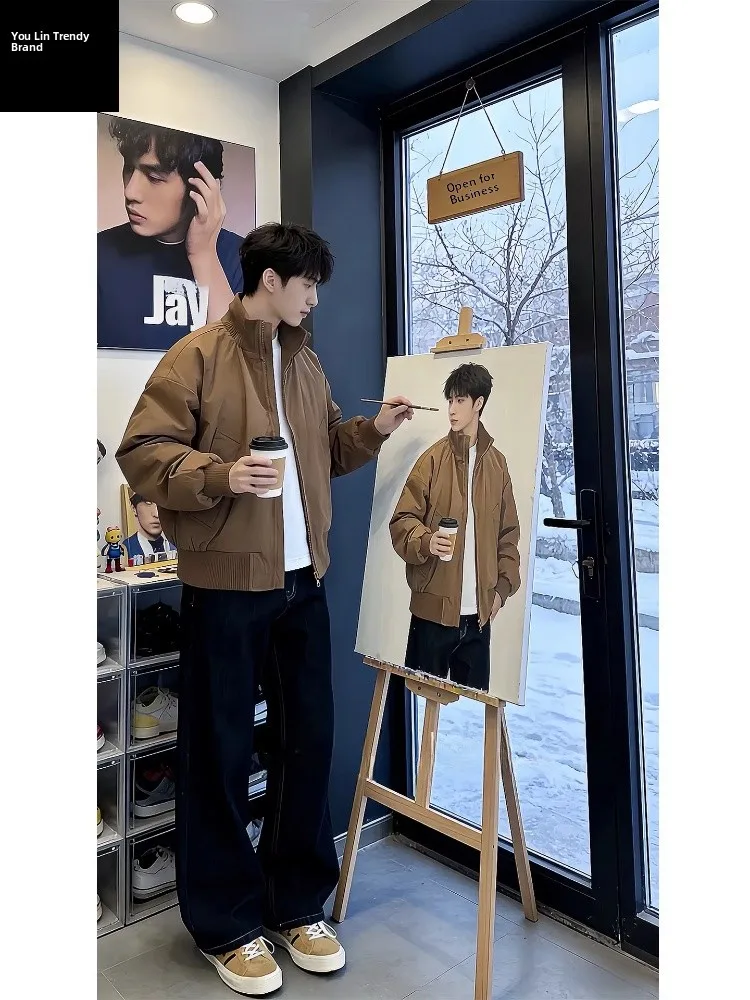 

Коричневая хлопковая куртка-бомбер в винтажном стиле, утепленная хлопком, молодежный тренд