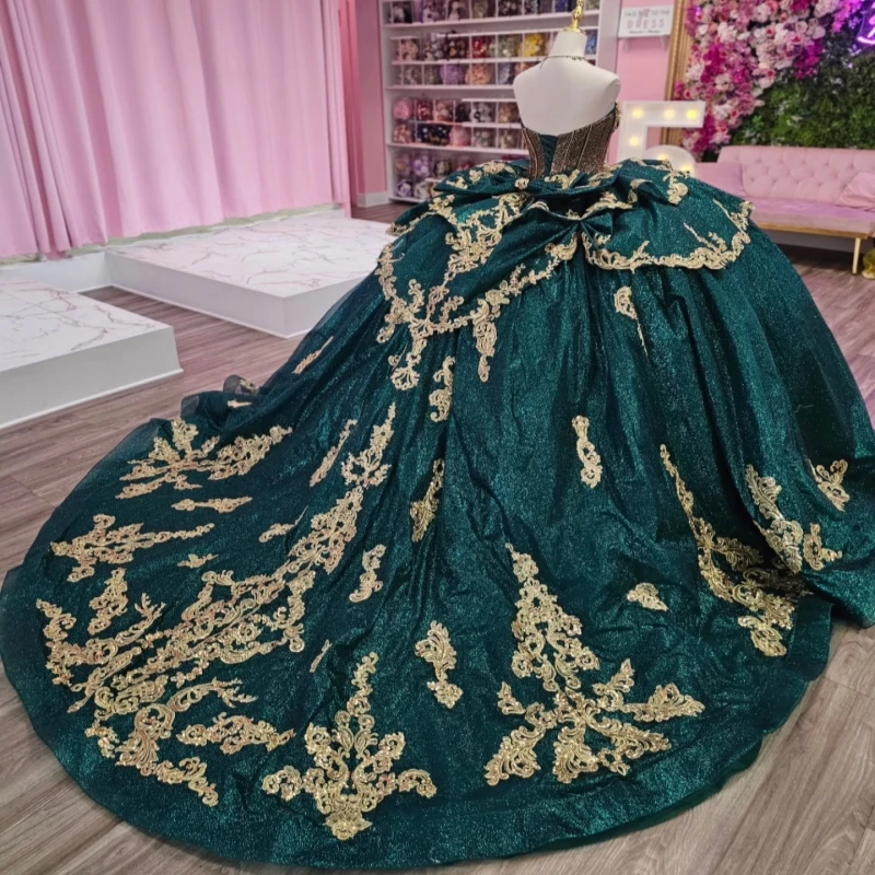 فساتين Quinceanera باللون الأسود والأخضر اللامع قبالة الكتف مزين بالذهب والدانتيل مطرز بفيونكة كريستال تول فستان حفلة عيد ميلاد حلو 16