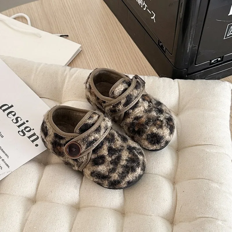 Girls Cotton Shoes 2026 Winter Warm Plush Fur Fluffy Children Flat Shoes Kids Comfortable Fashion Retro Anti Slip Casual Shoes
