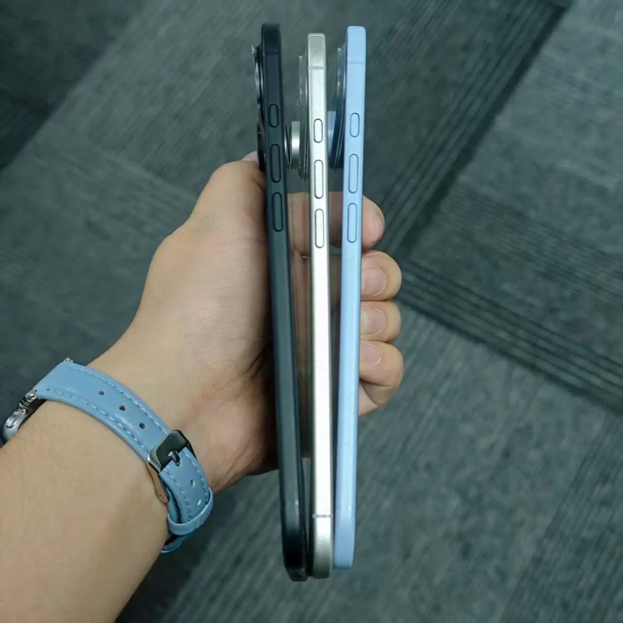 

This is a dummy phone model of the iPhone 17 series, which is replicated in a 1:1 ratio based on the real iPhone.