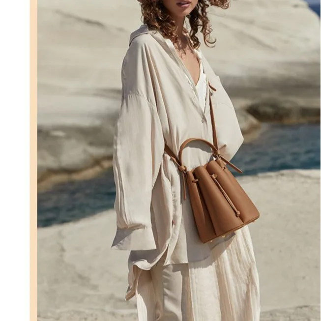 

2025 Новый нишевый дизайн, модная зарубежная женская трендовая сумка через плечо, портативная сумка-ведро с лепестками