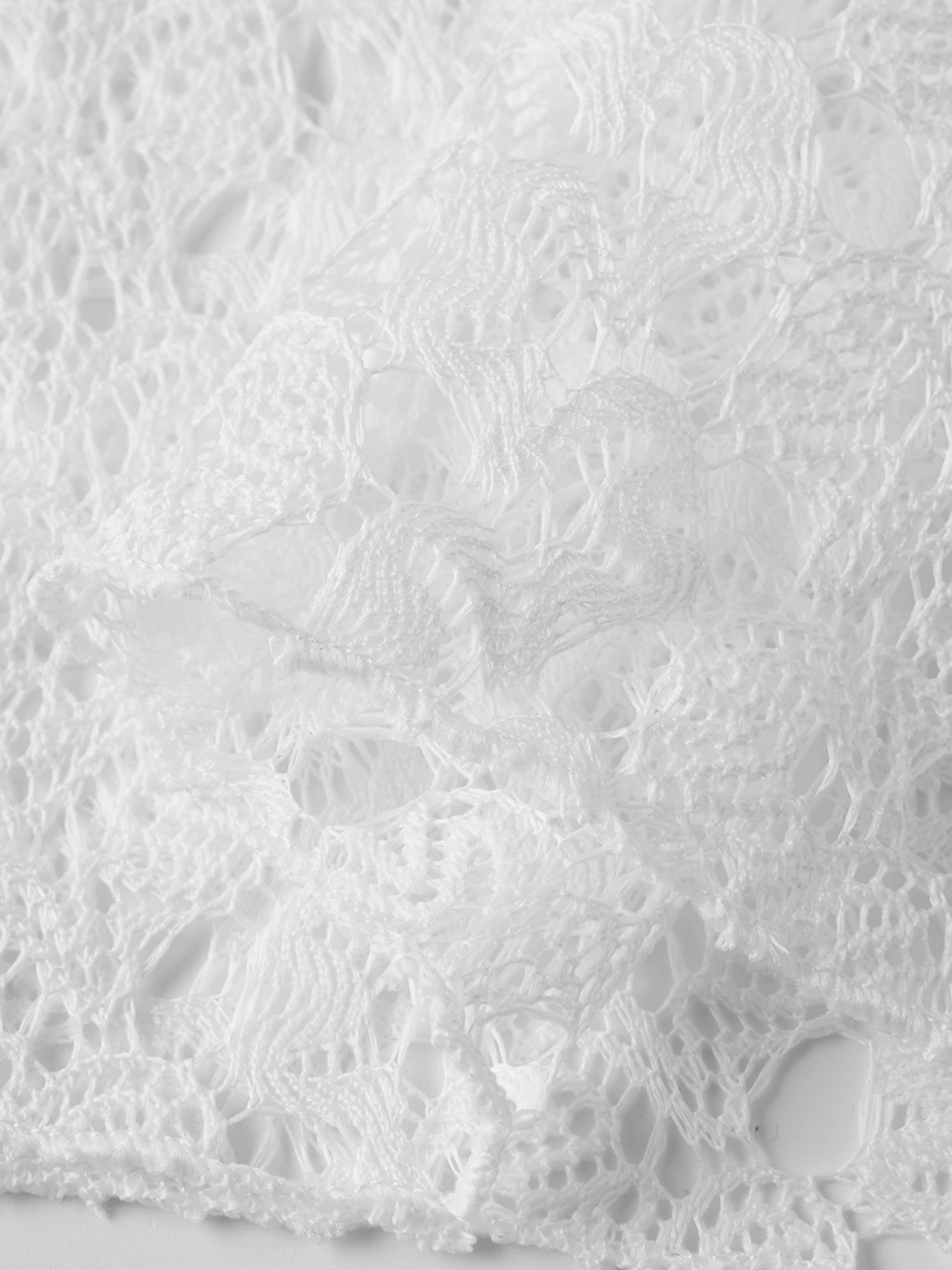 

Женское пляжное платье-накидка из кружевного трикотажа с короткими рукавами и глубоким V-образным вырезом - стильная накидка для купальника на лето