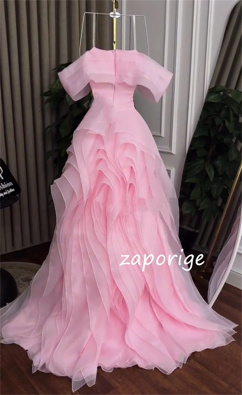 Abiti lunghi con spalle scoperte e pieghe in jersey abbinate personalizzate Quinceanera in stile cinese di alta qualità