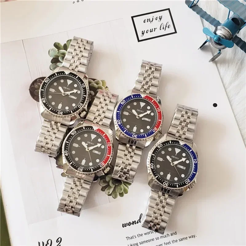 ساعة سيكو الرياضية كوارتز مقاومة للماء للرجال، مينا متعددة الوظائف وعلامات مضيئة، ستانلس ستيل أو حزام مطاطي.