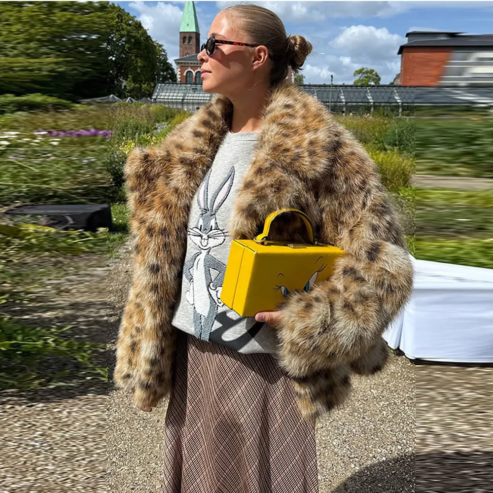 سترة شتوية كبيرة الحجم للنساء سترات دافئة بطبعة الفهد معطف فرو صناعي للنساء بأكمام طويلة وسحاب سترة منفوشة فضفاضة غير رسمية