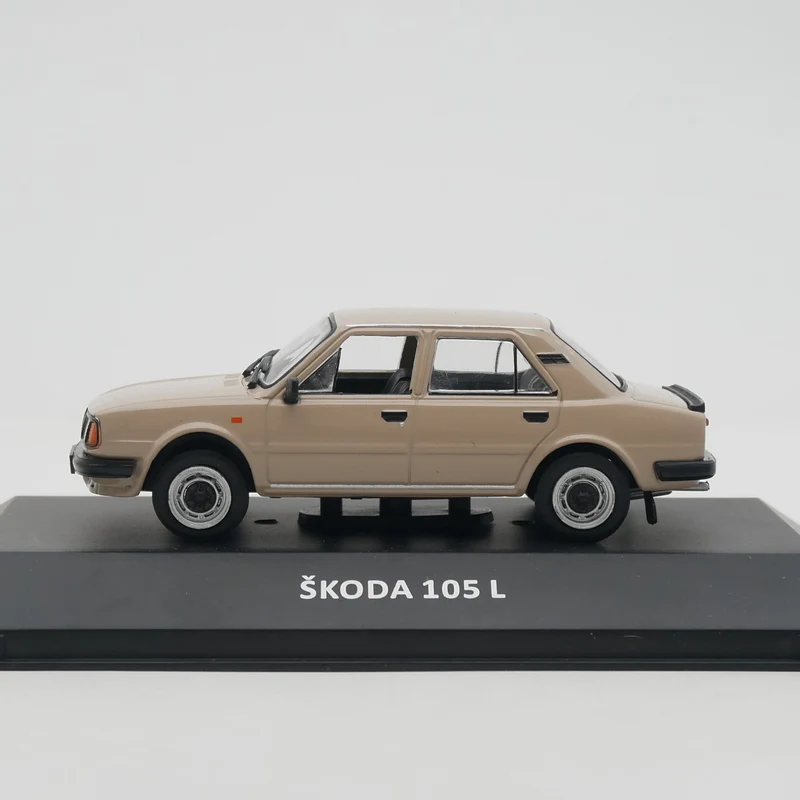 Ixo 1:43 Skoda 105 L Diecast Car Modelos de vehículos de juguete de metal