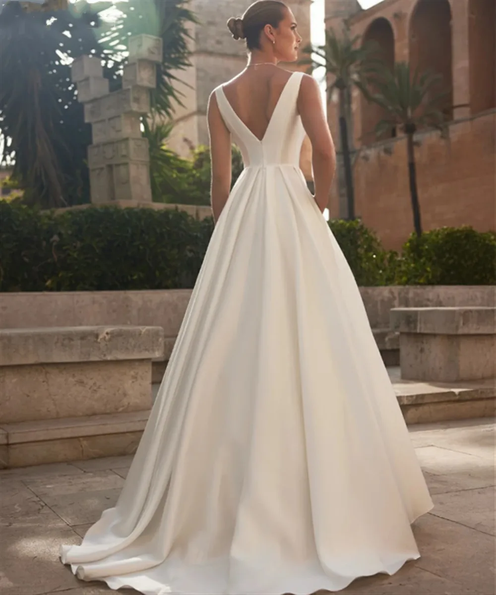 Abiti da sposa semplici in raso con scollo a V pieghettato A-Line Backless Beach Bride Prom Gown 2025 Elegante abito da sposa personalizzato