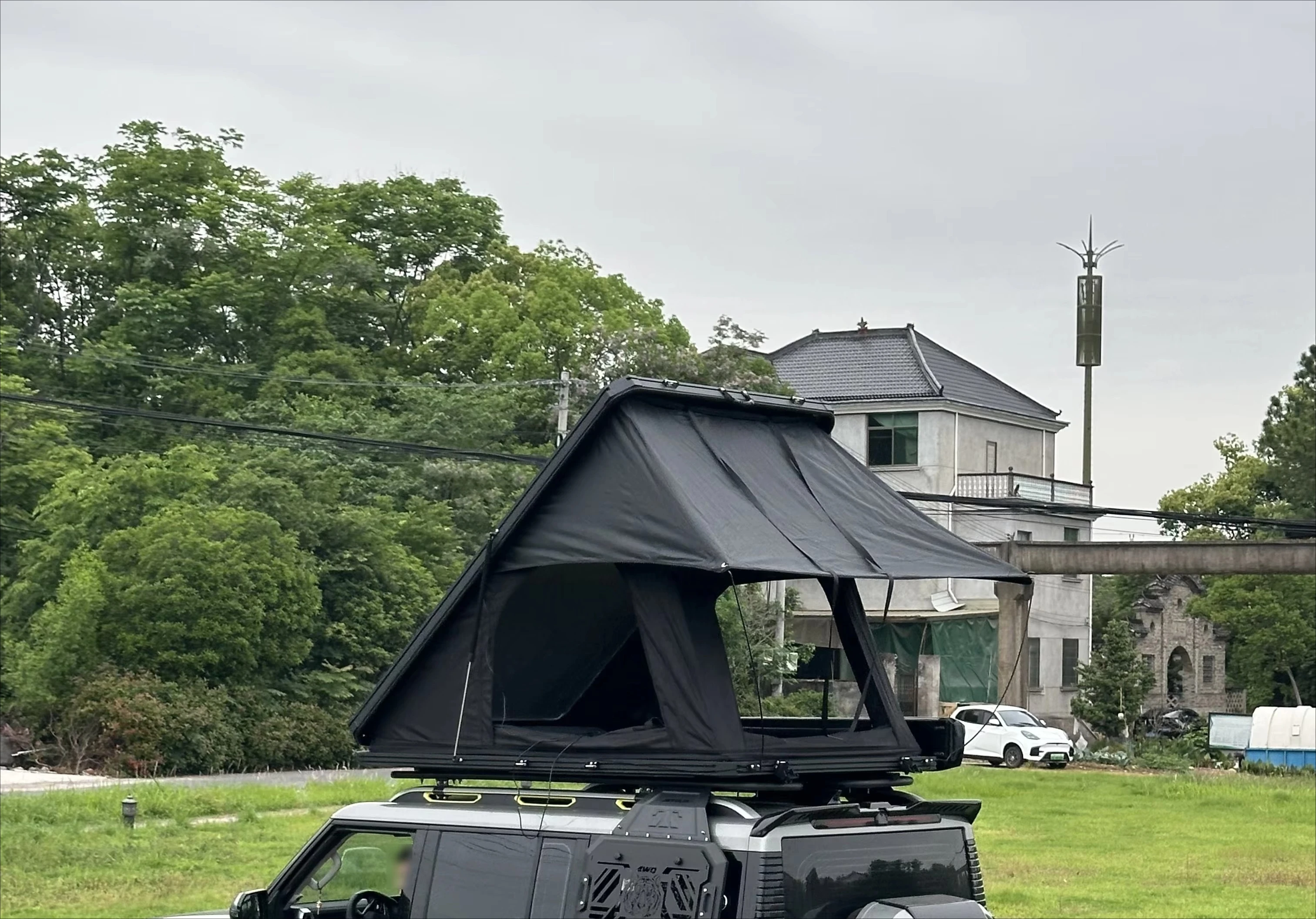 

Triangle Hard Shell Aluminum Roof Tent for Outdoor Camping Canvas One Bedroom Structure Top Tent