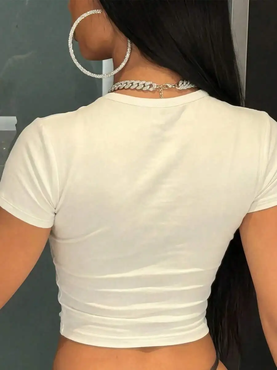 Y2K-T-Shirt mit Kirschmuster und Rundhalsausschnitt, kurzärmeliges, eng anliegendes, kurzes Oberteil, süßes T-Shirt mit grafischem Motiv, Damen-Sommer-Crop-Top, lässig, weiß. – Detail 3