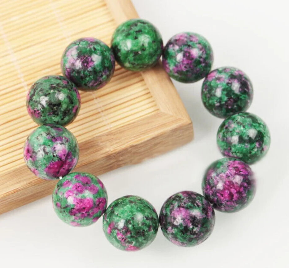 Fuchsit: Die faszinierende Welt der farbenfrohen Edelsteine und Schmuckstücke