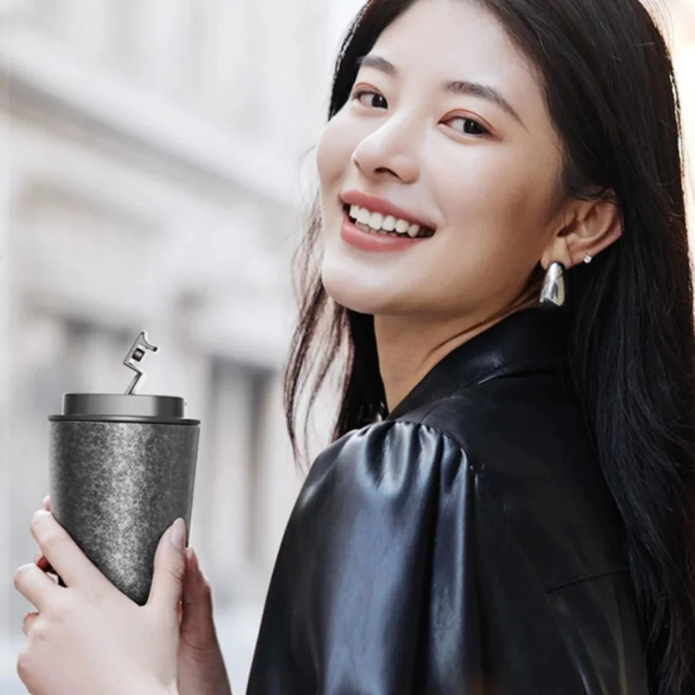 再利用可能なチタンライナータンブラー、蓋付きトラベルコーヒーマグ、二重壁断熱魔法瓶、温冷両用、漏れ防止